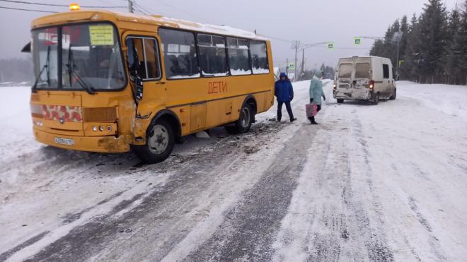 В Ломоносовском районе школьный автобус попал в ДТП