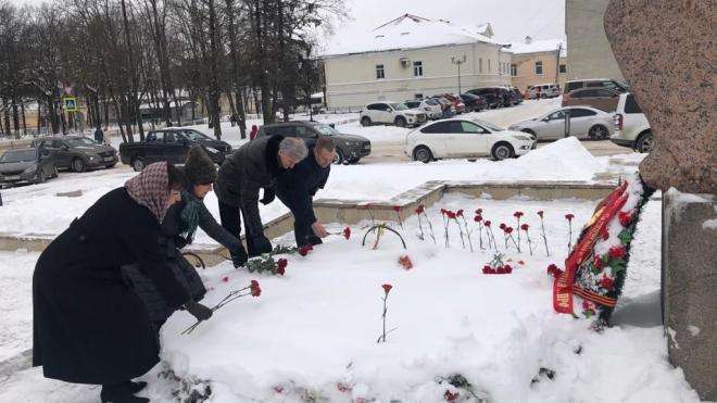В День защитника Отечества в Гатчине возложили цветы к мемориалам