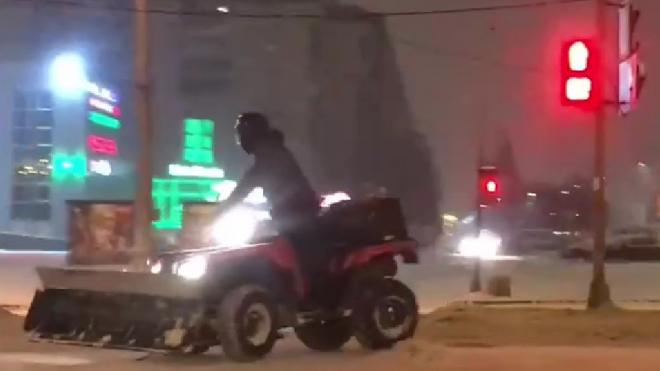 Неизвестный на квадроцикле помог коммунальщикам убрать снег в Петербурге