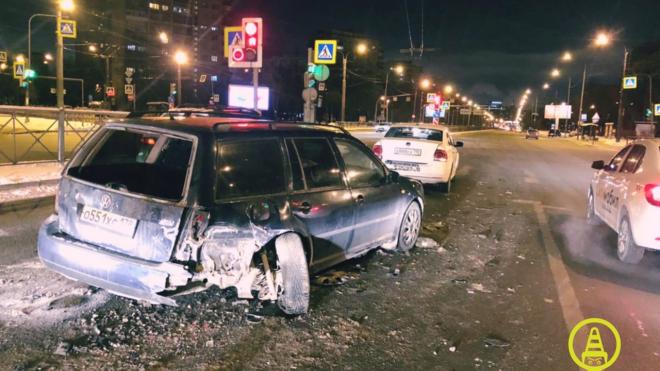 В Петербурге такси заскользило по дороге и врезалось в две машины на светофоре