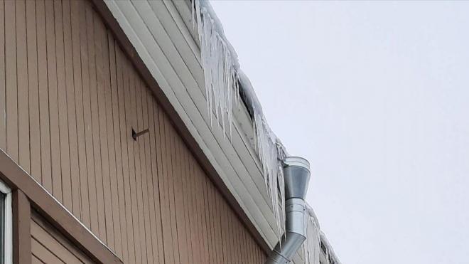 В Выборге крыши домов очистили от сосулек и снега