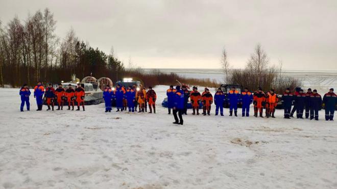 У спасателей Ленобласти прошли учения на льду Ладожского озера