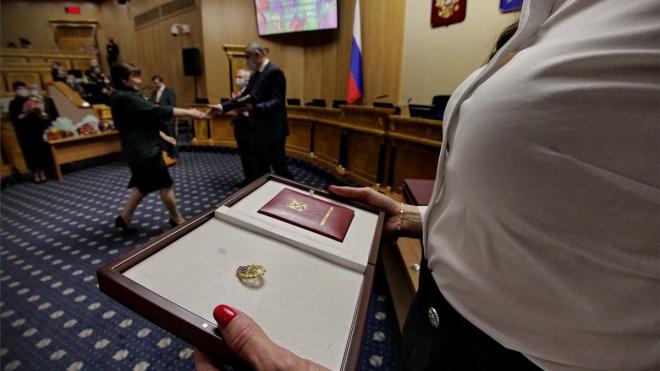 Фоторепортаж о вручении женщинам государственных наград в Доме правительства Ленобласти