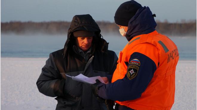 В Волховском районе спасатели провели профилактический рейд по местам зимней рыбалки 