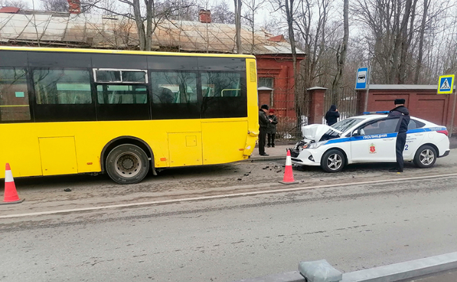 Автомобиль ППС врезался в пассажирский автобус на Кронштадтском шоссе