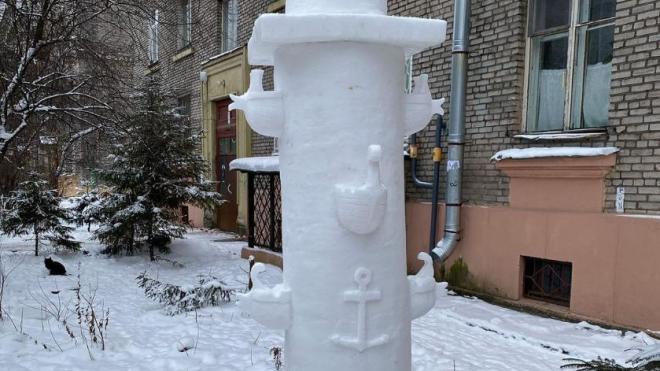 На севере Петербурга пенсионер вылепил во дворе Ростральную колонну из снега