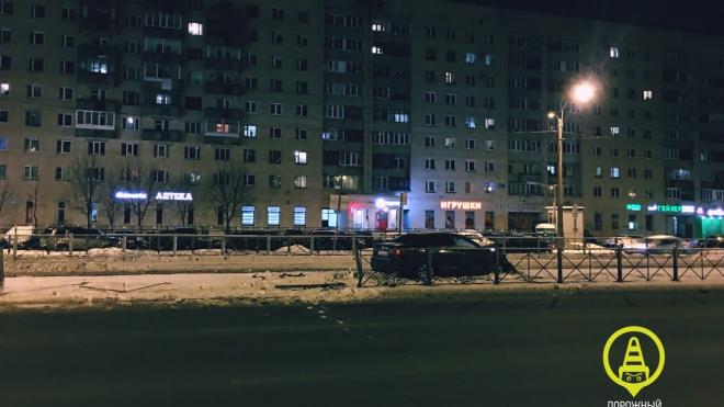 В Петербурге водитель на Volkswagen выехал на трамвайные пути после вечера с водкой