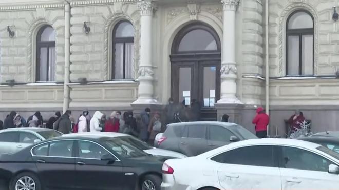У ЗАГСа на Английской набережной в Петербурге около 80 пар выстроились в очередь, чтобы подать заявления