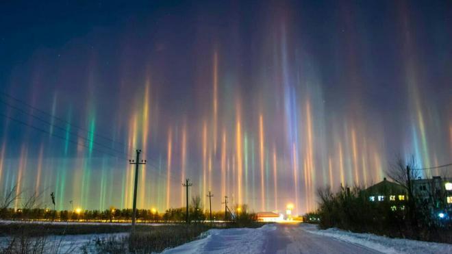 Жители Ленобласти и Петербурга заметили уникальное природное явление – «световые столбы»