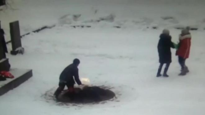 В Петербурге полиция нашла детей, которые закидали снегом Вечный огонь