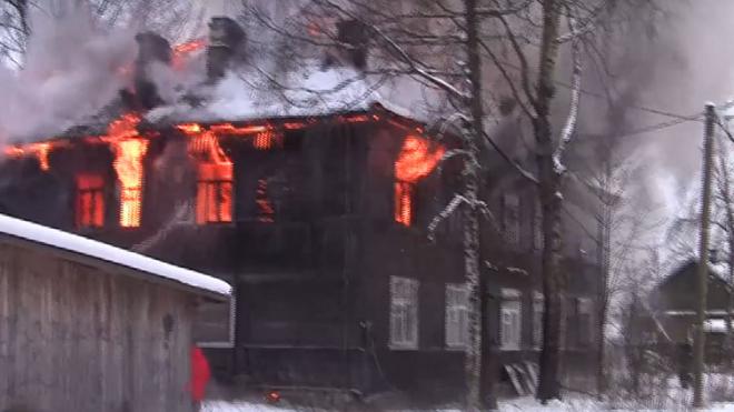 Двухэтажный дом сгорел в Лодейном Поле