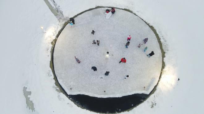 В Карелии соорудили ледяную карусель на озере