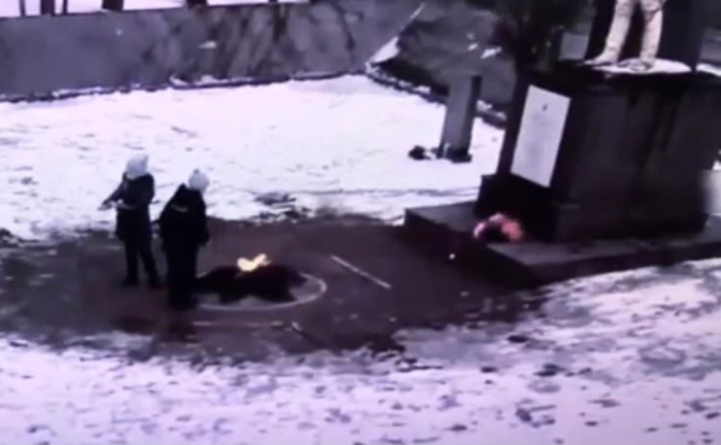 В Красном Селе вновь потух Вечный огонь: полиция разыскивает детей, забросавших пламя снегом