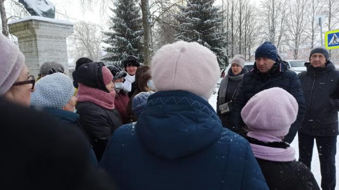 Алексей Брицун обсуждает с жителями Новой Ладоги вопрос вырубки деревьев из-за благоустройства