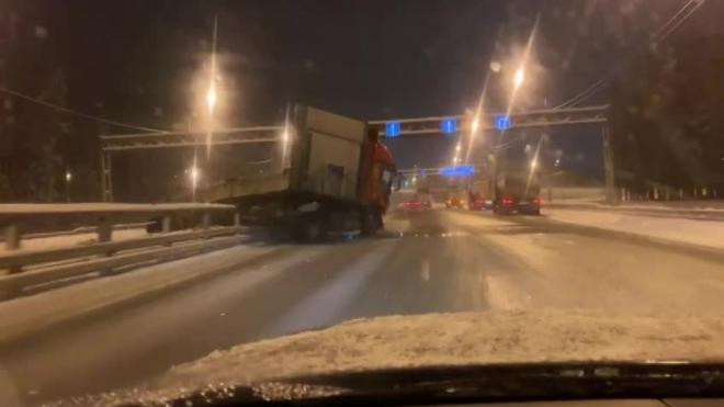 На трассе Скандинавия грузовик вылетел на «встречку» и пробил дорожный разделитель