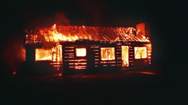 В Выборгском районе пожарные около трех часов тушили частный дом