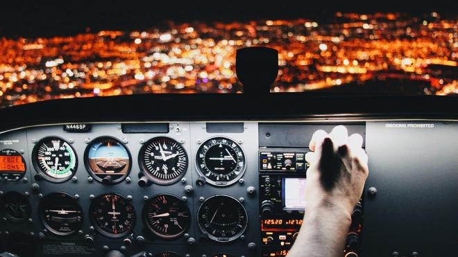 Пилота пассажирского самолета ослепили лазером на подлете к Пулково