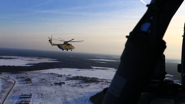 У лётчиков ЗВО прошли учения по перевозке истребителей на вертолёте Ми-26