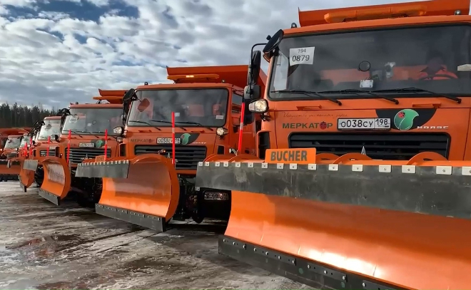 Дорожникам Киришского района передали 9 новых машин для уборки снега и перевозки грузов