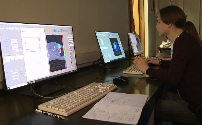 Физики СПбГУ провели для школьников мастер-класс по удалению раковых опухолей