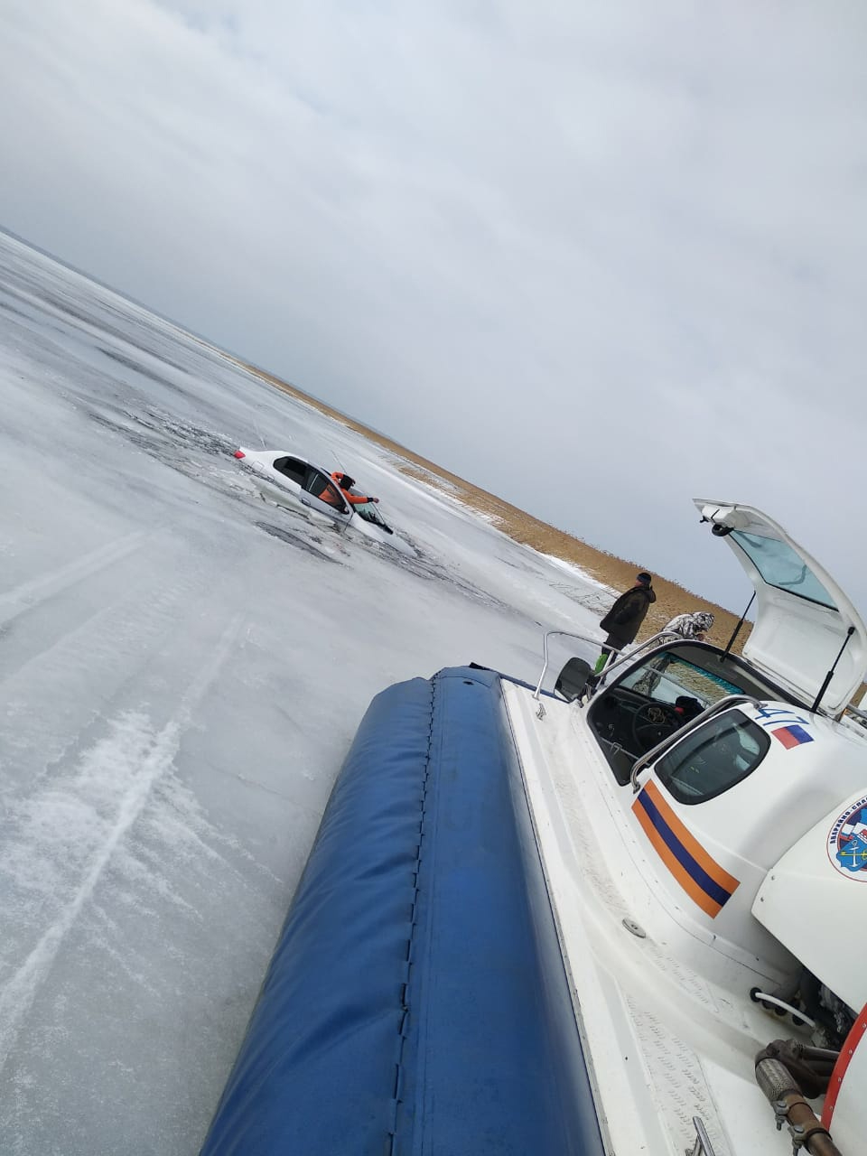 Машины которые ушли под лед в Ладожском озере. На машине по льду Ладожского озера.
