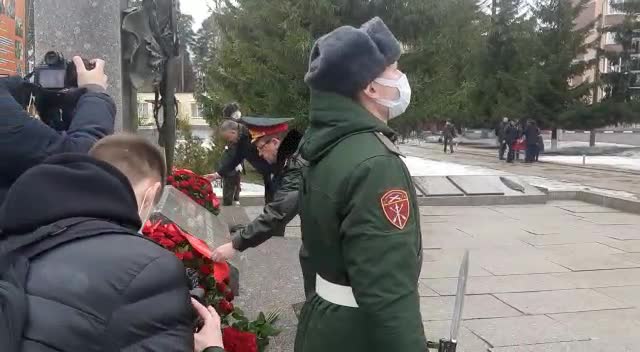 Александр Дрозденко возложил цветы к монументу погибшим воинам бригады в Лебяжье