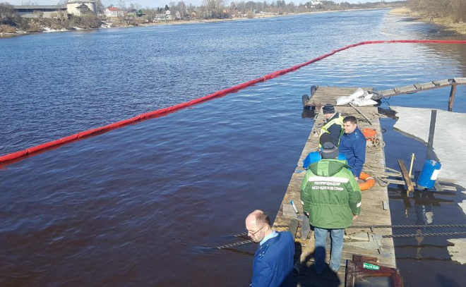 Инспектор Росприроднадзора осмотрел акваторию реки Волхов в месте подтопления судна «Академик Якутин»