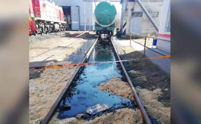 В Выборге на железнодорожных путях произошла утечка трёх тонн мазута