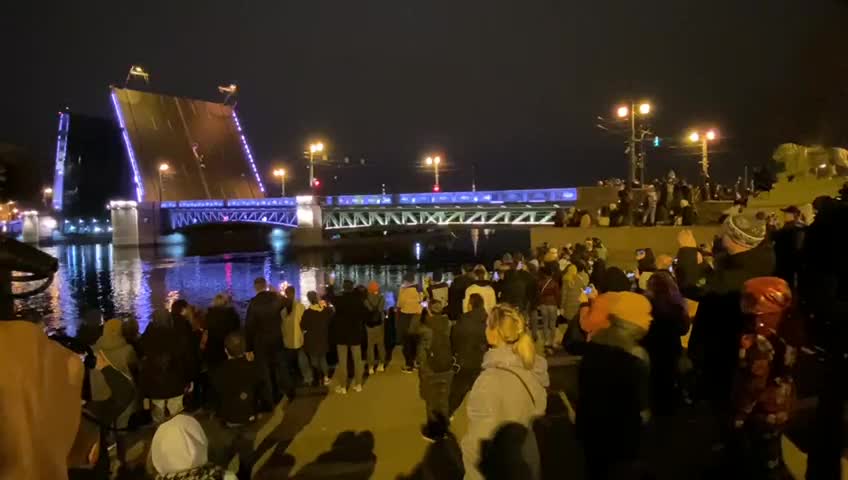 В ночь на 12 апреля Дворцовый мост в Петербурге разводили под музыку Андрея Петрова