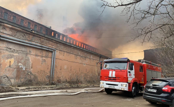 К горящей "Невской мануфактуре" выехала группа сотрудников центрального аппарата МЧС