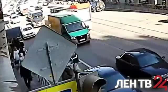 На Петроградке иномарка сбила женщину, садившуюся в трамвай