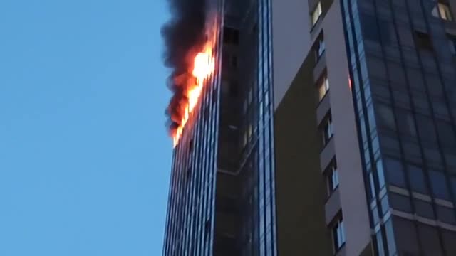 В Кудрово ночью тушили пожар на 16-м этаже жилого дома