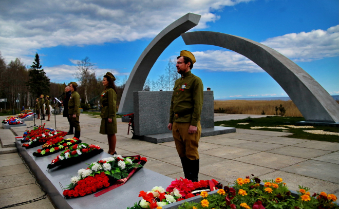 Военные возложили цветы к мемориалу «Разорванное кольцо» в Ленобласти
