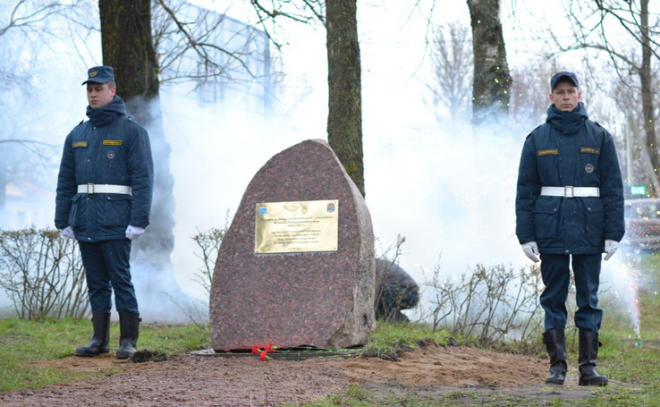 В Кировском районе память о пожарных Великой Отечественной увековечили в камне