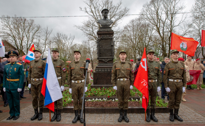 В Волхове открыли памятник генералу Федюнинскому