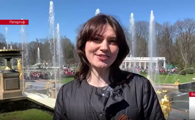 В Петергофе в честь Дня Победы еще
раз специально запустили фонтаны