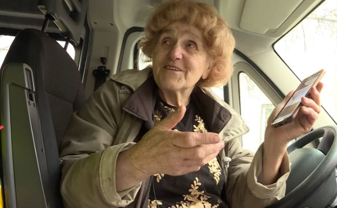 «Удовольствие — раздать и улыбки увидеть»: 82-летняя блокадница Галина Яковлева развозит на фургоне продукты и вещи нуждающимся
