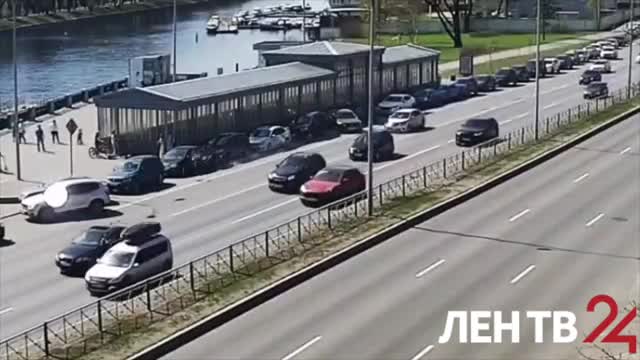 В Петербурге байкер влетел в припаркованные авто