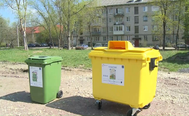 В Волосово на 13 контейнерных площадках установили баки для раздельного сбора мусора