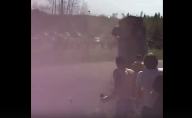 Видео: гоночный автомобиль чуть не сбил зрителей на гонках в Ленобласти