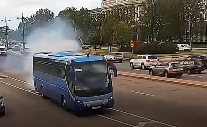 В Петербурге загорелся экскурсионный автобус с детьми