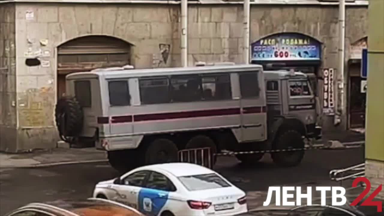 В Петербурге полиция устроила рейд на Апраксином дворе
