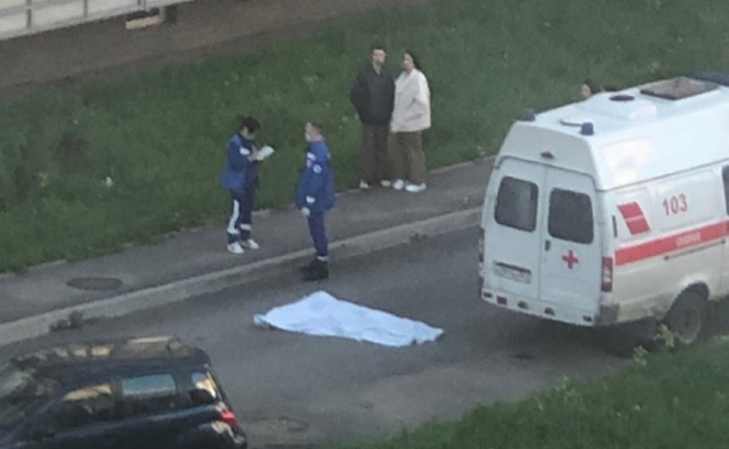 В Мурино из окна многоэтажки выпал 21-летний молодой человек