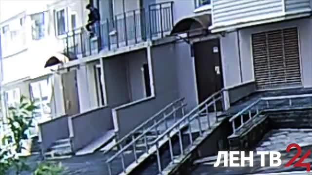 Стали известны подробности падения молодого человека с балкона на Мебельной улице