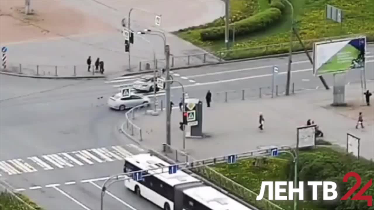 На улице Передовиков автомобиль сбил 24-летнюю девушку