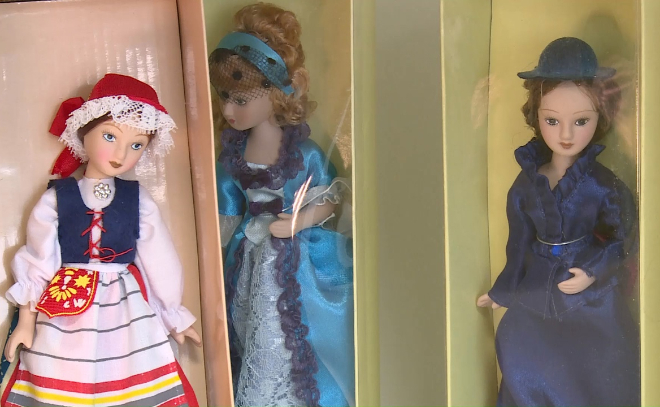 Волосовской школе-интернату подарили более 200 коллекционных фарфоровых кукол