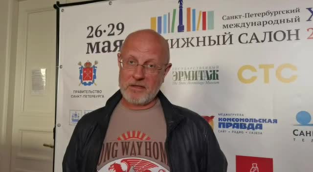 Дмитрий Пучков встретился с поклонниками во время Петербургского книжного салона