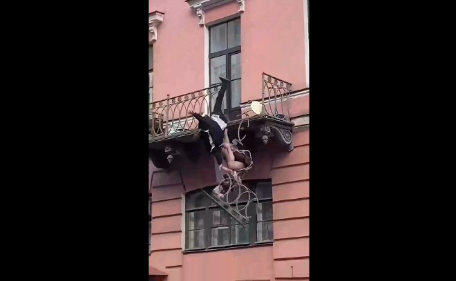 Видео: мужчина и женщина выпали с балкона в Петербурге