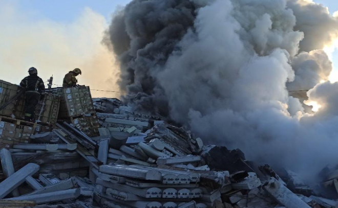 Накануне вечером пожарные тушили склад пластиковых деталей в Буграх