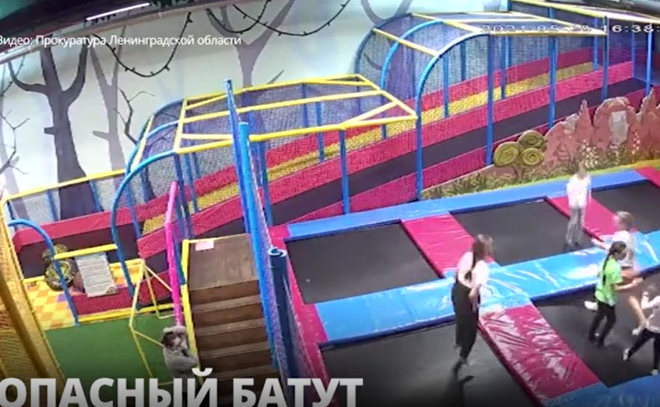 Прокуратура проверит развлекательный центр в Волхове из-за того, что девочка сломала руку, прыгая на батуте